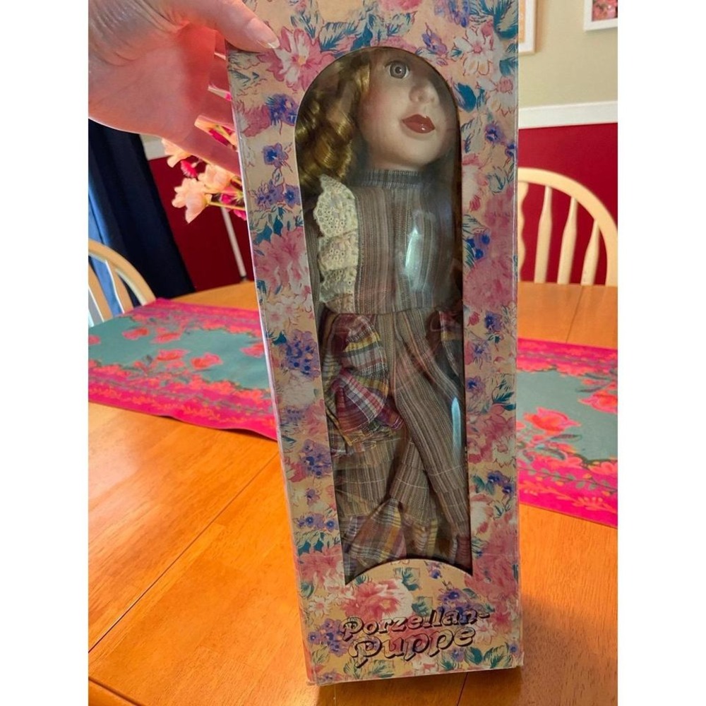 Porcelain Doll ***Very Rare*** Perfect for Collectors - Picture 4 of 6